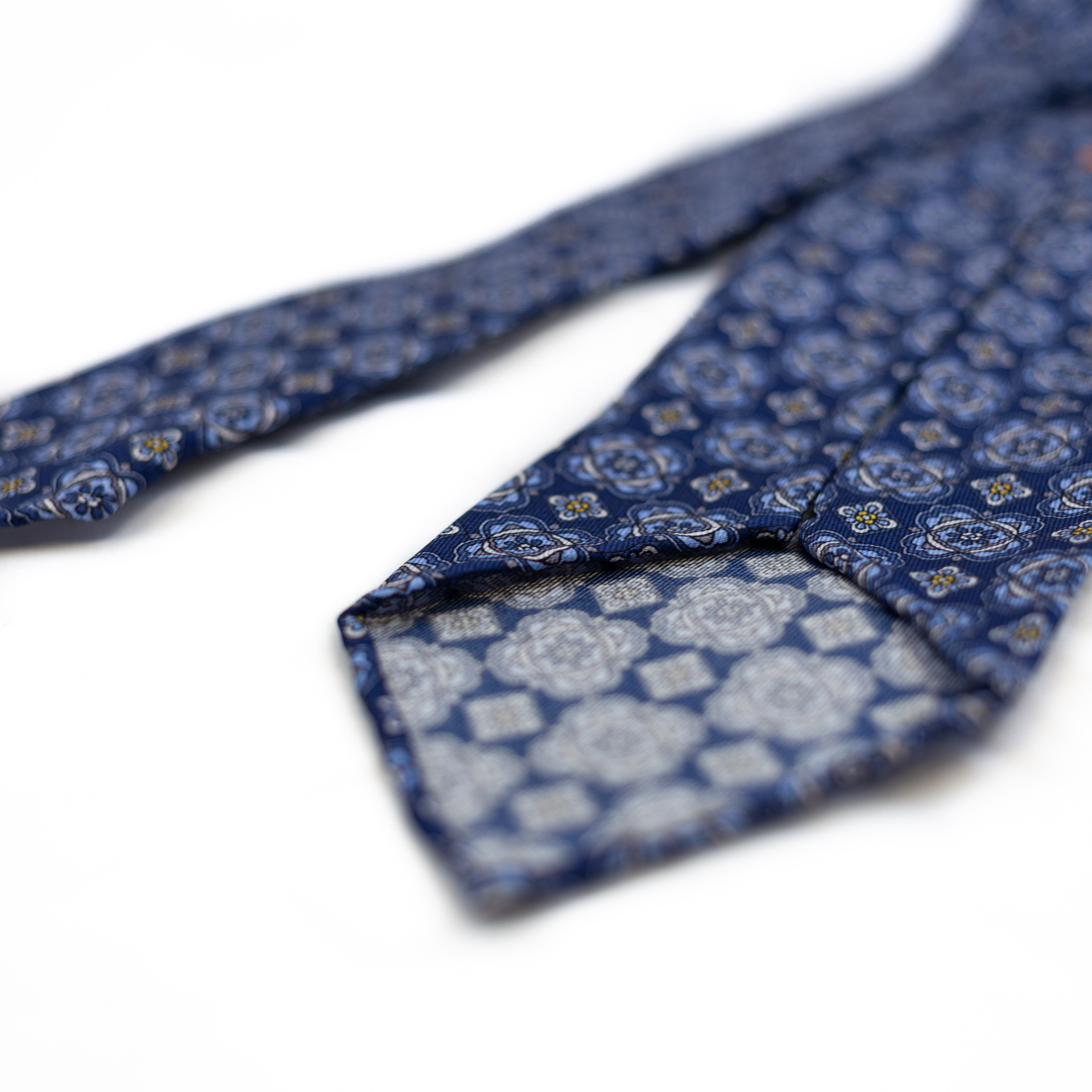 Blue 5-fold printed silk tie details