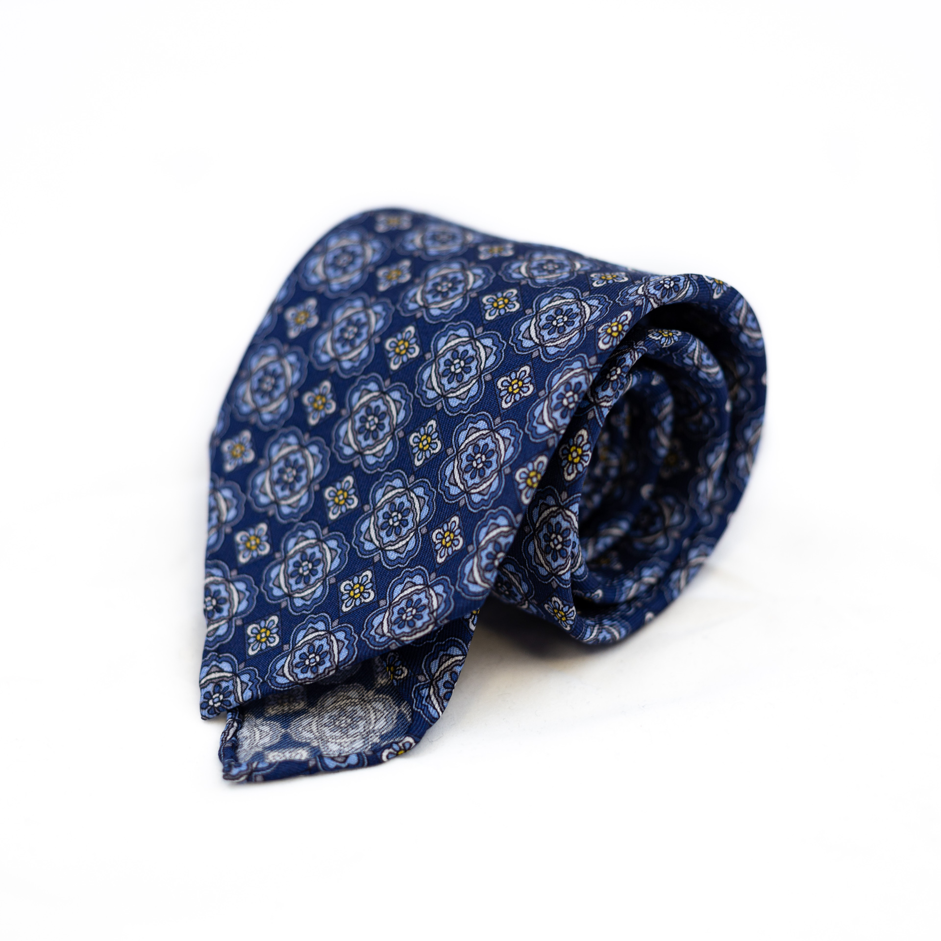 Blue 5-fold printed silk tie folded
