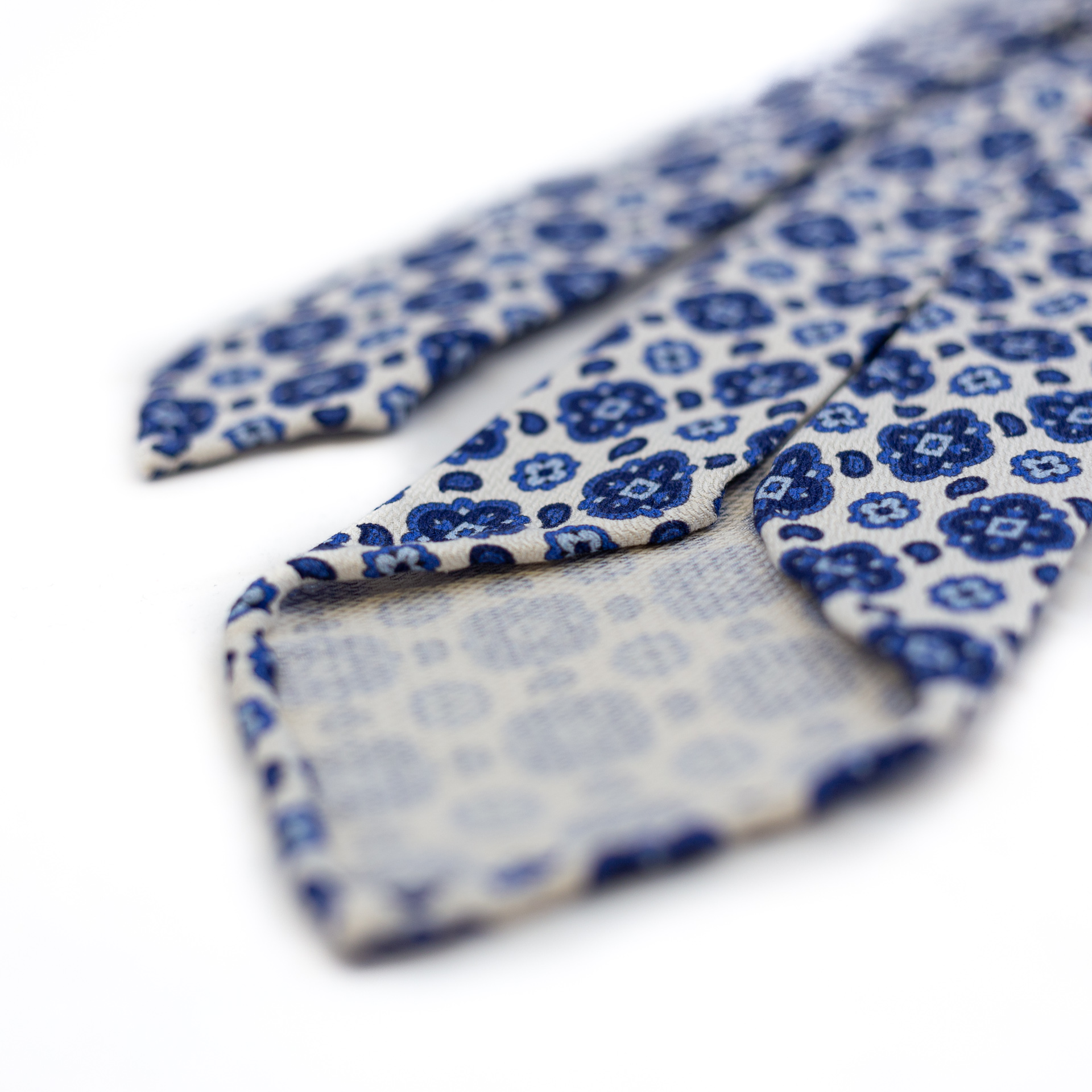 DLA White 5-fold printed soft silk tie details