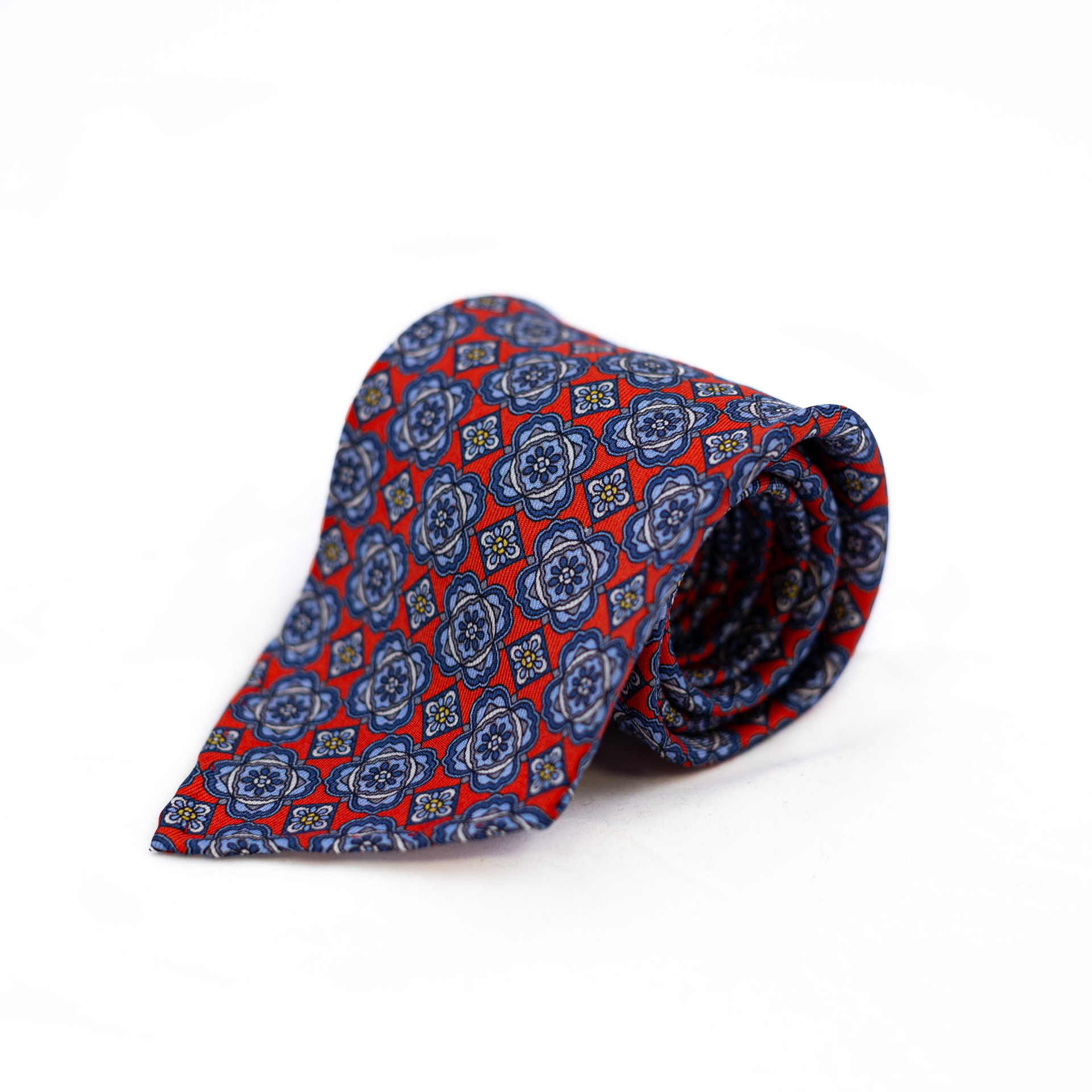 Red 5-fold printed silk tie folded